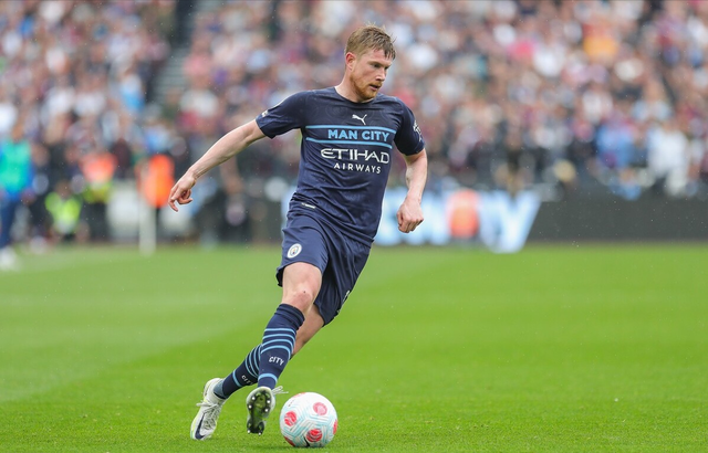 [NBA]科比·布朗加速突破 飞身扣篮以一敌二